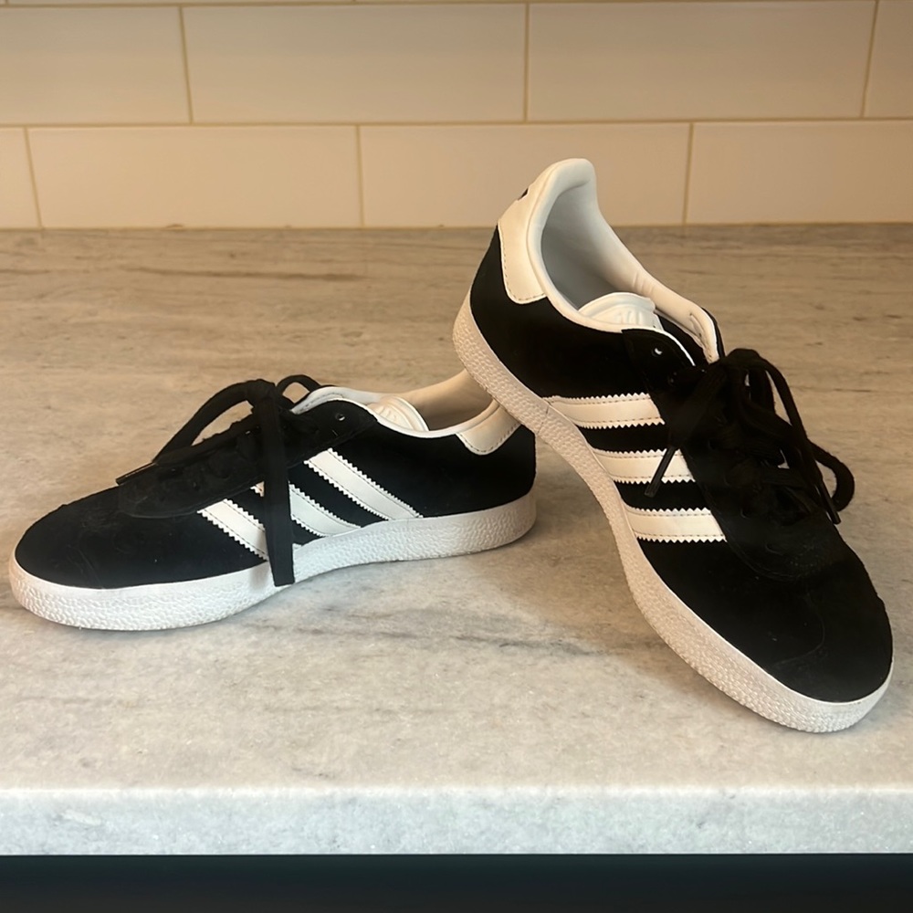 Women’s Adidas Black Gazelle size 5